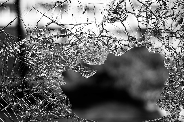 Car window smashed, purse taken